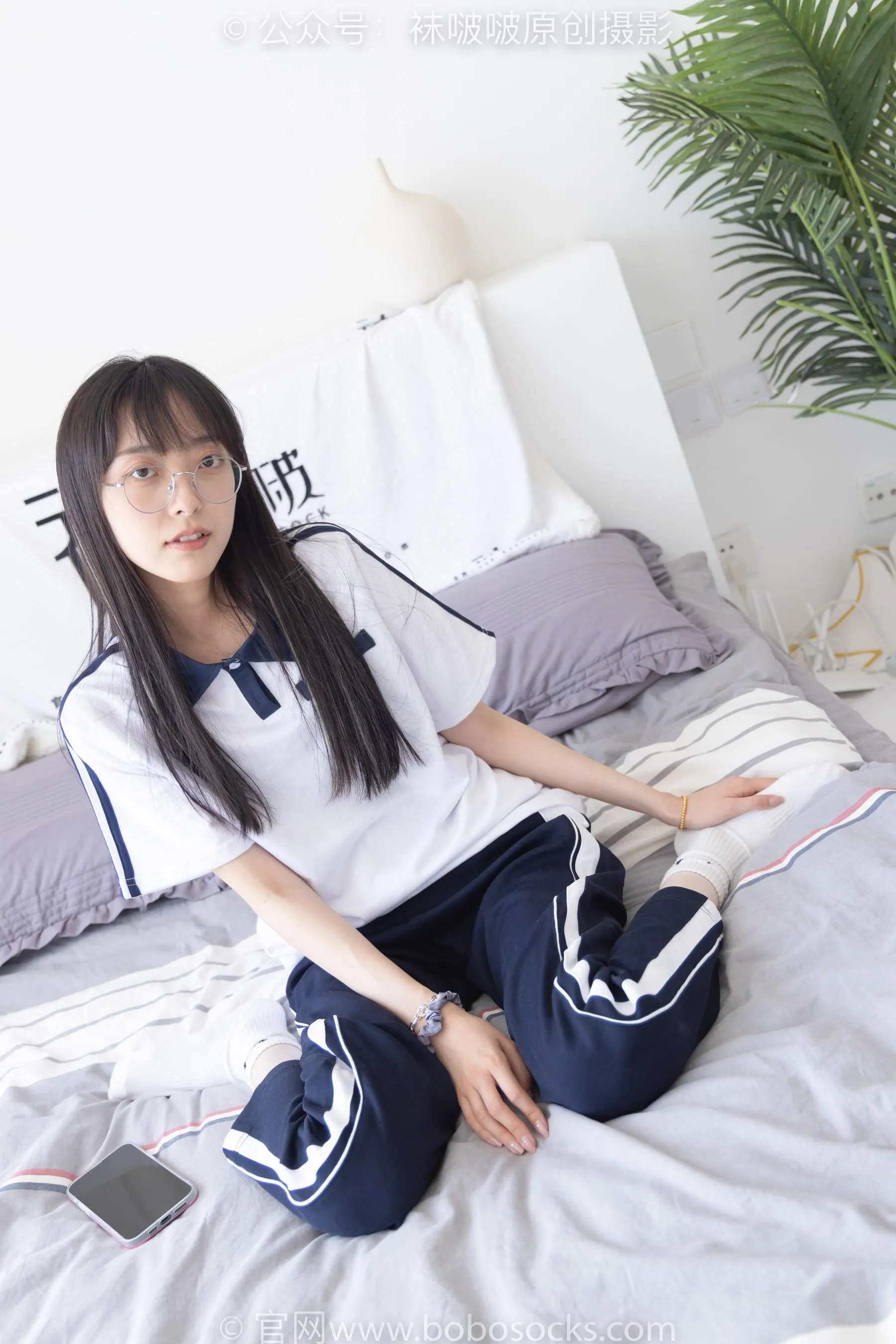 [BoBoSocks袜啵啵]NO.207 稚予-aj板鞋、白棉袜、油亮白丝、校服裤里丝 [87P]插图1